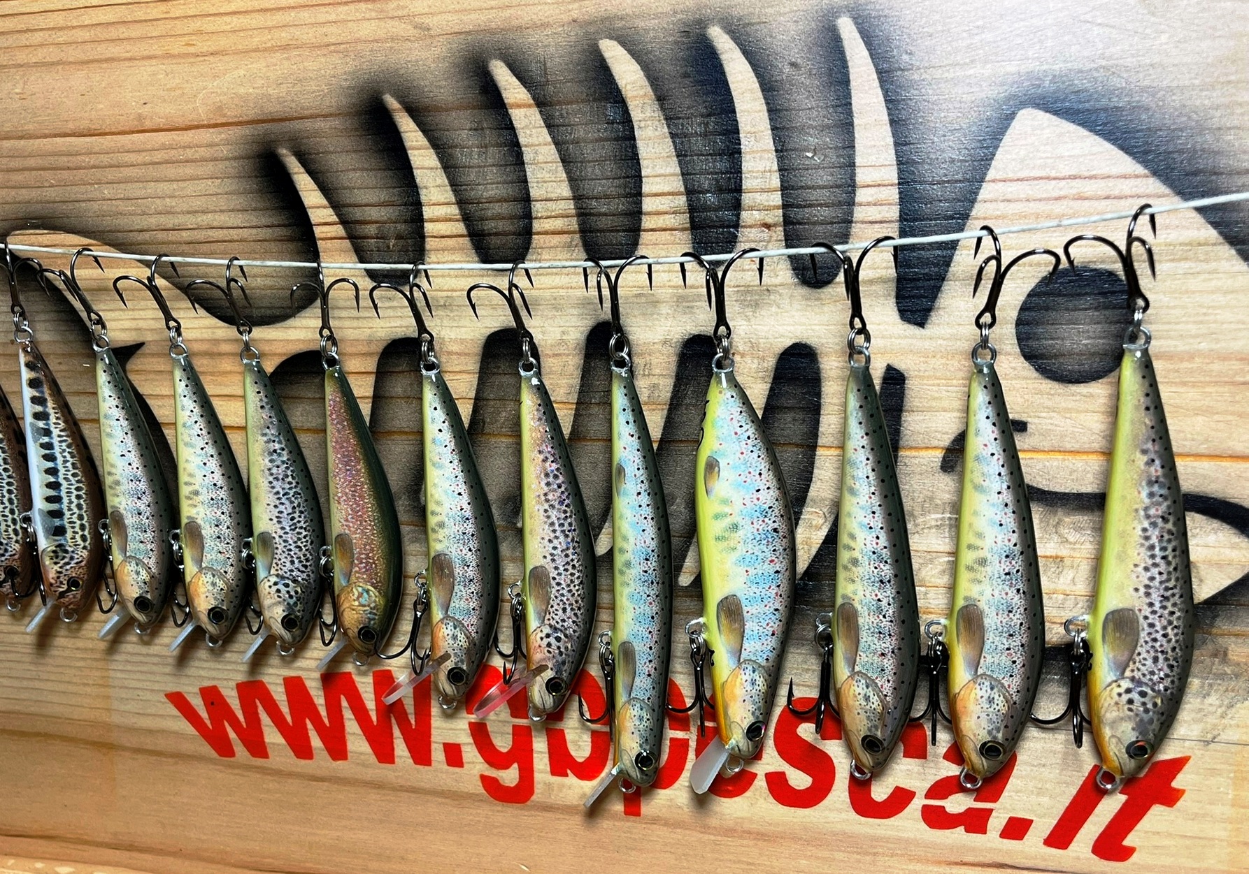 costruzione artificiali artigianali in legno pesca trota bass lucci spigola siluri aspi serra lecce hand made lures made italy